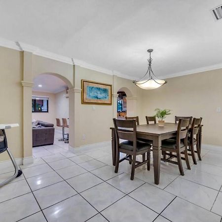 Amazing 3 Bed Home With Playground, Jacuzzi Grill Miami Eksteriør billede